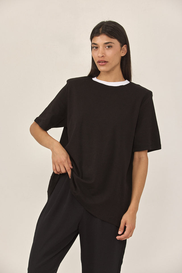 חולצת סורבה אוברסייז ריב כריות נשלפות קצרה שחורה צווארון לבן