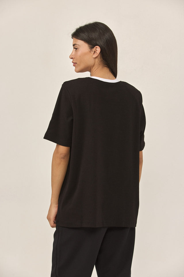 חולצת סורבה אוברסייז ריב כריות נשלפות קצרה שחורה צווארון לבן