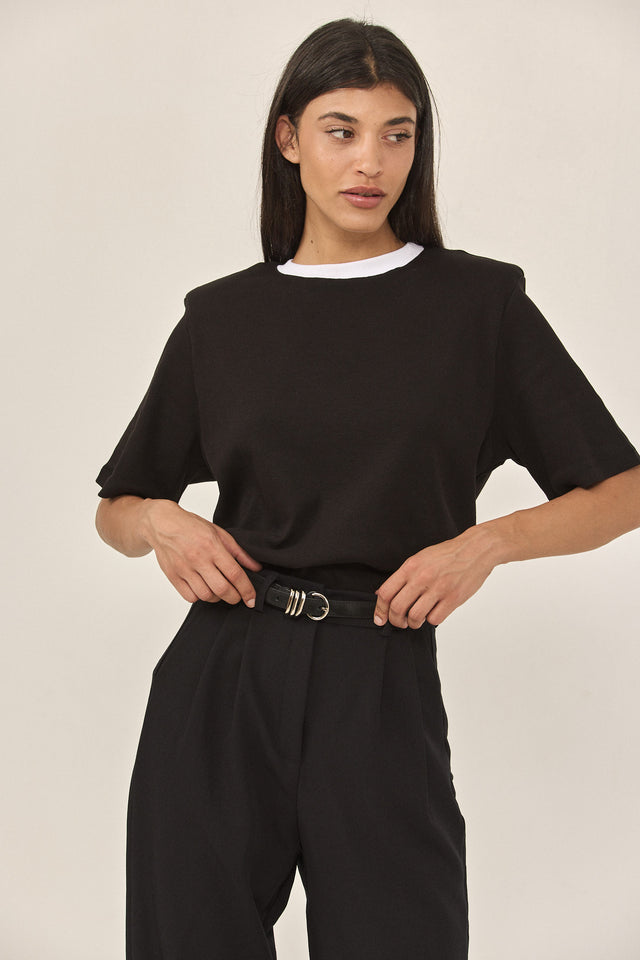 חולצת סורבה אוברסייז ריב כריות נשלפות קצרה שחורה צווארון לבן