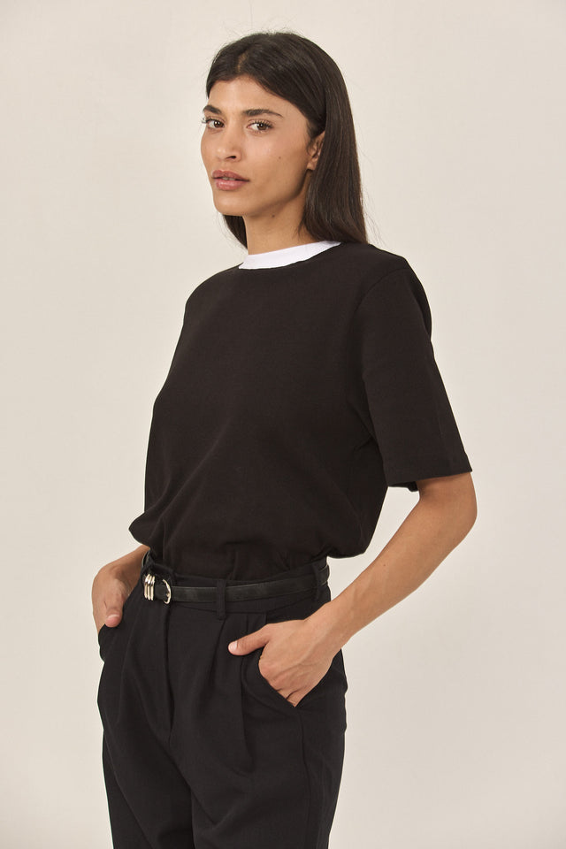 חולצת סורבה אוברסייז ריב כריות נשלפות קצרה שחורה צווארון לבן