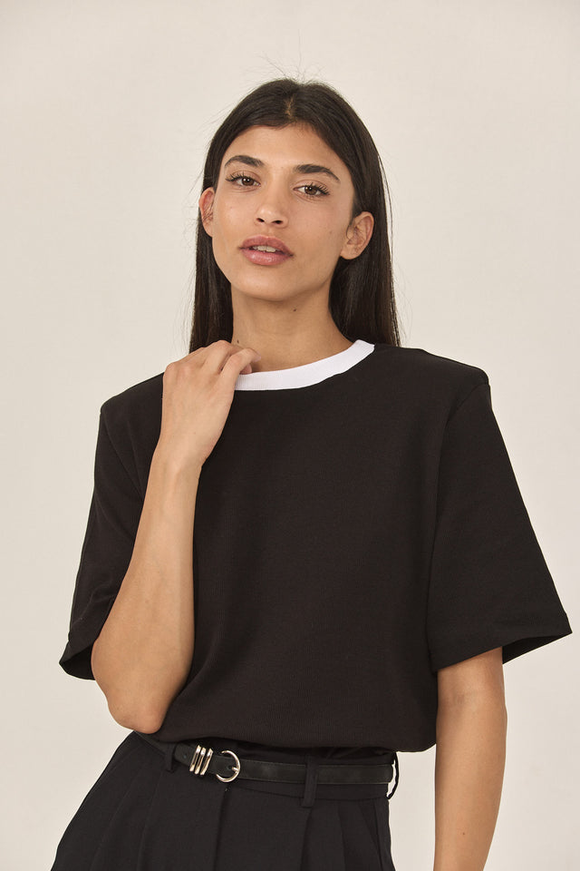 חולצת סורבה אוברסייז ריב כריות נשלפות קצרה שחורה צווארון לבן