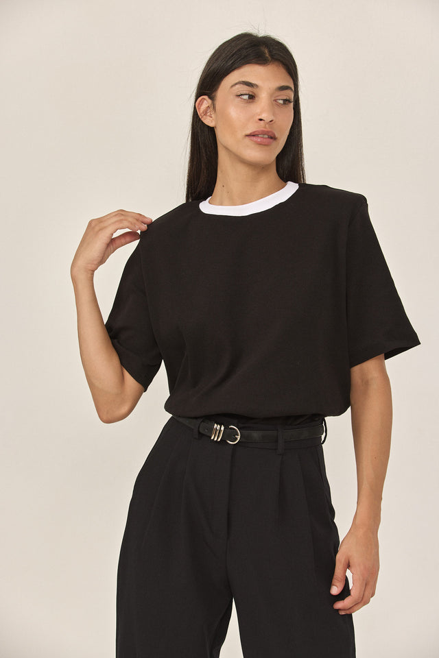 חולצת סורבה אוברסייז ריב כריות נשלפות קצרה שחורה צווארון לבן