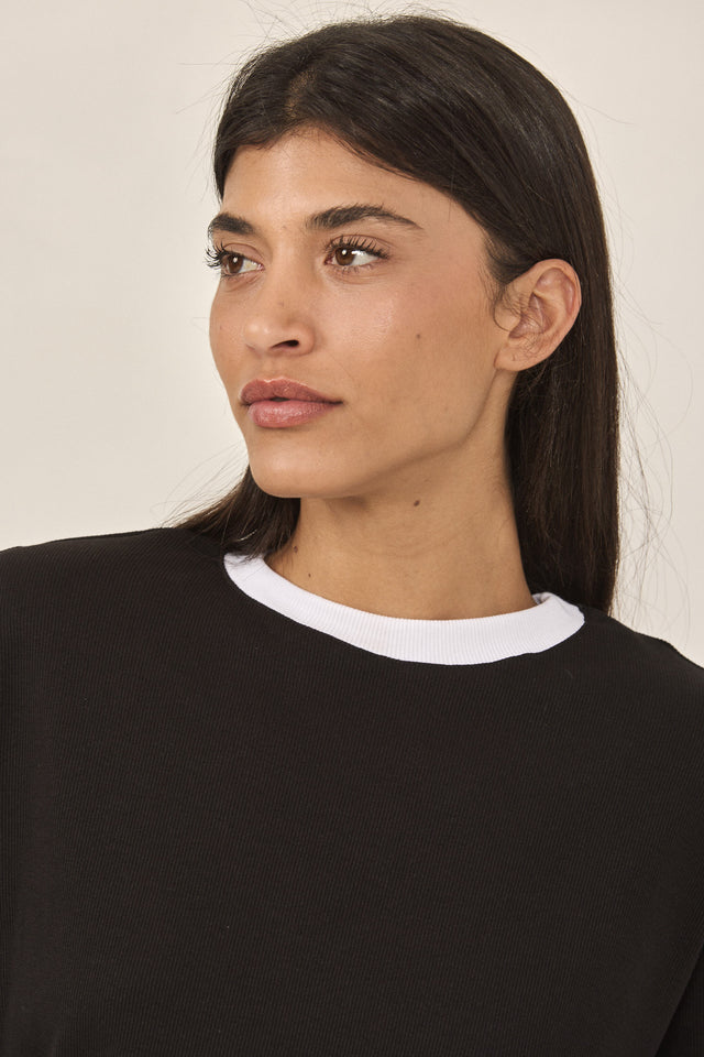 חולצת סורבה אוברסייז ריב כריות נשלפות קצרה שחורה צווארון לבן