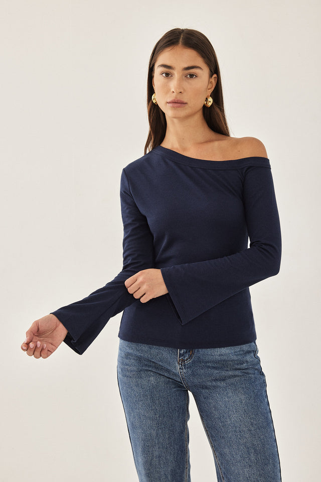 חולצה אוף שולדר אסימטרית שרוולי פעמון נייבי