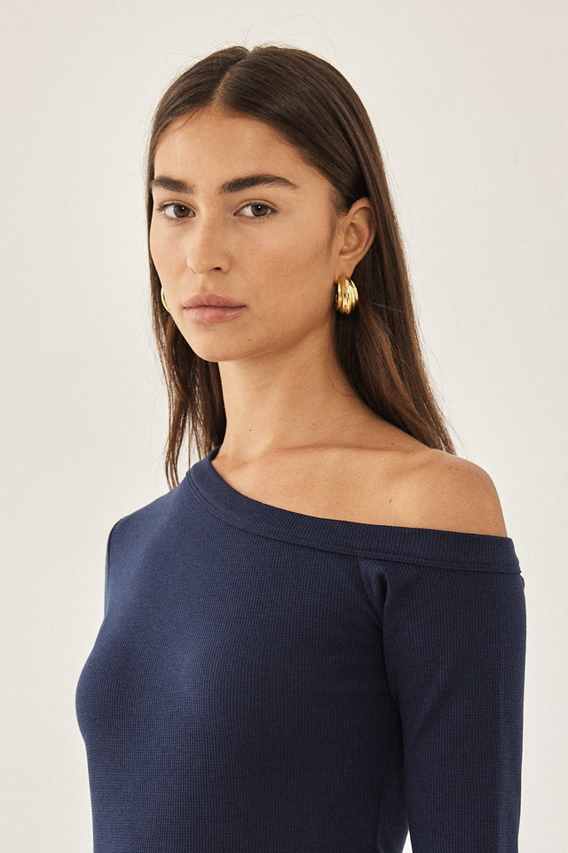 חולצה אוף שולדר אסימטרית שרוולי פעמון נייבי