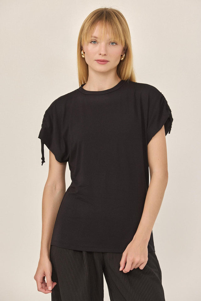 חולצת לאבלי דיטייל קשירות שרוולים שחורה