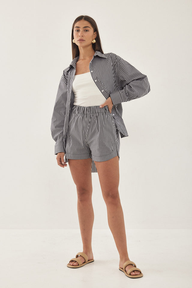 חולצה מכופתרת בויפרנד פסים שחור לבן