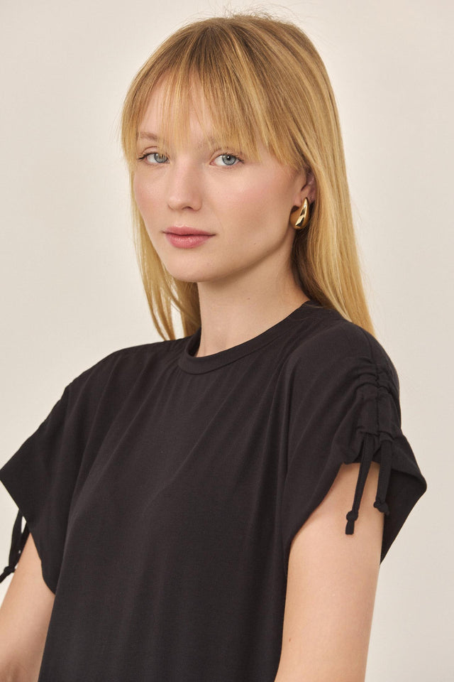 חולצת לאבלי דיטייל קשירות שרוולים שחורה