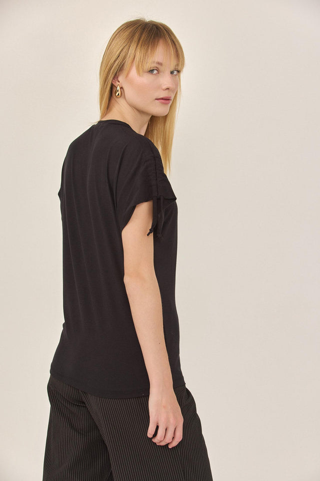 חולצת לאבלי דיטייל קשירות שרוולים שחורה