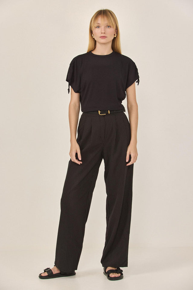 חולצת לאבלי דיטייל קשירות שרוולים שחורה