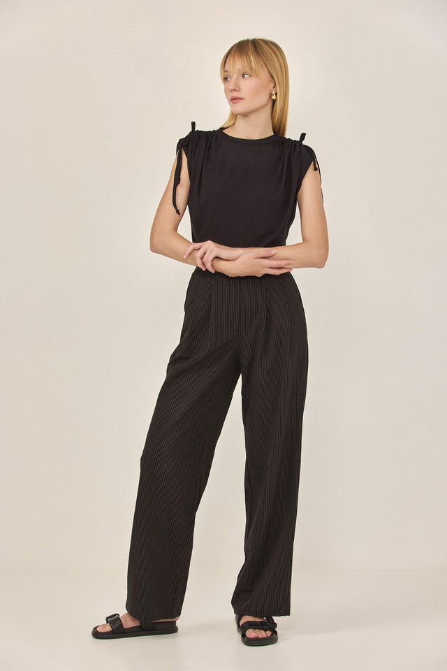 חולצת לאבלי דיטייל קשירות שרוולים שחורה