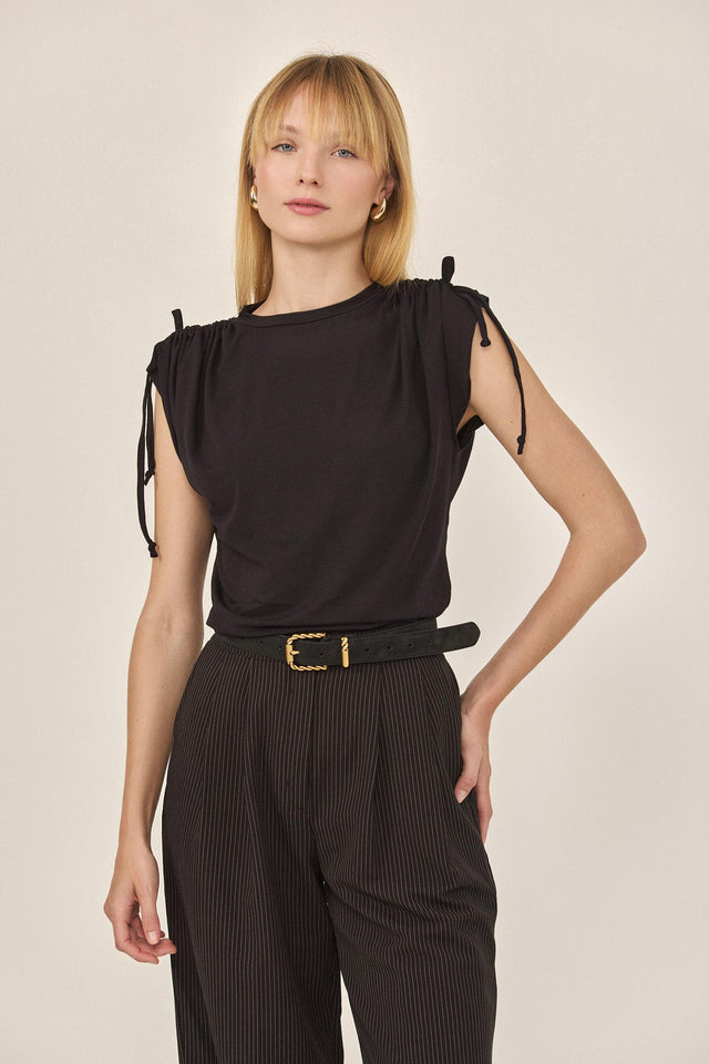 חולצת לאבלי דיטייל קשירות שרוולים שחורה