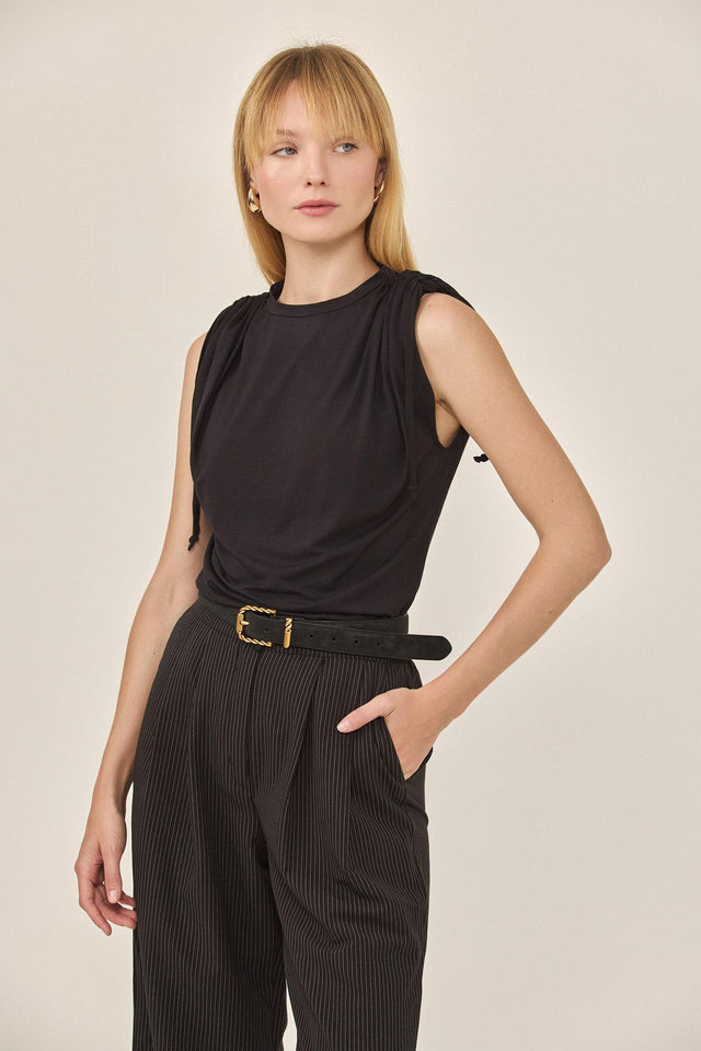 חולצת לאבלי דיטייל קשירות שרוולים שחורה