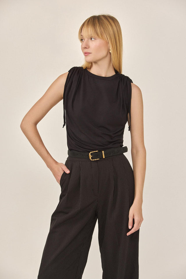 חולצת לאבלי דיטייל קשירות שרוולים שחורה