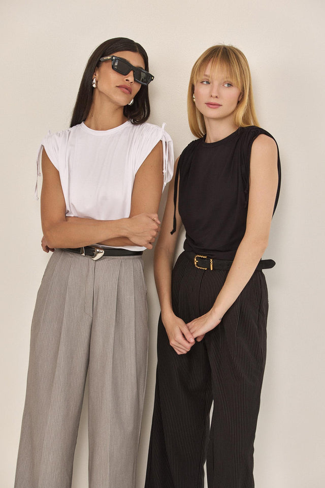 חולצת לאבלי דיטייל קשירות שרוולים שחורה