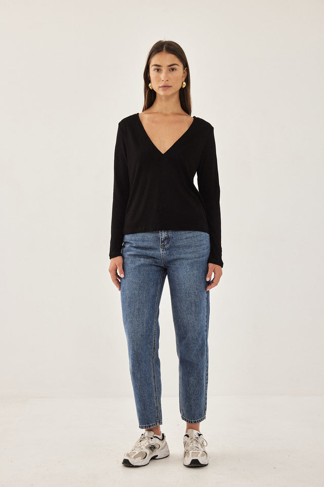 חולצת טישרט פיונה ארוכה מפתח וי שחורה