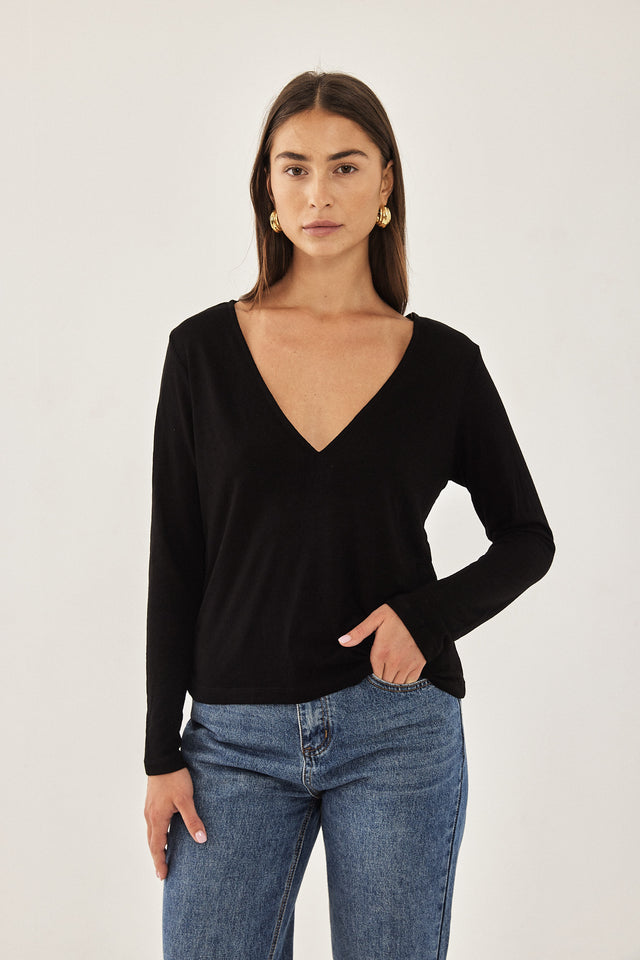 חולצת טישרט פיונה ארוכה מפתח וי שחורה