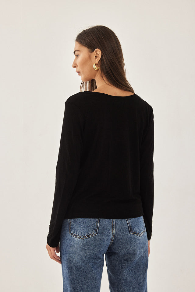 חולצת טישרט פיונה ארוכה מפתח וי שחורה