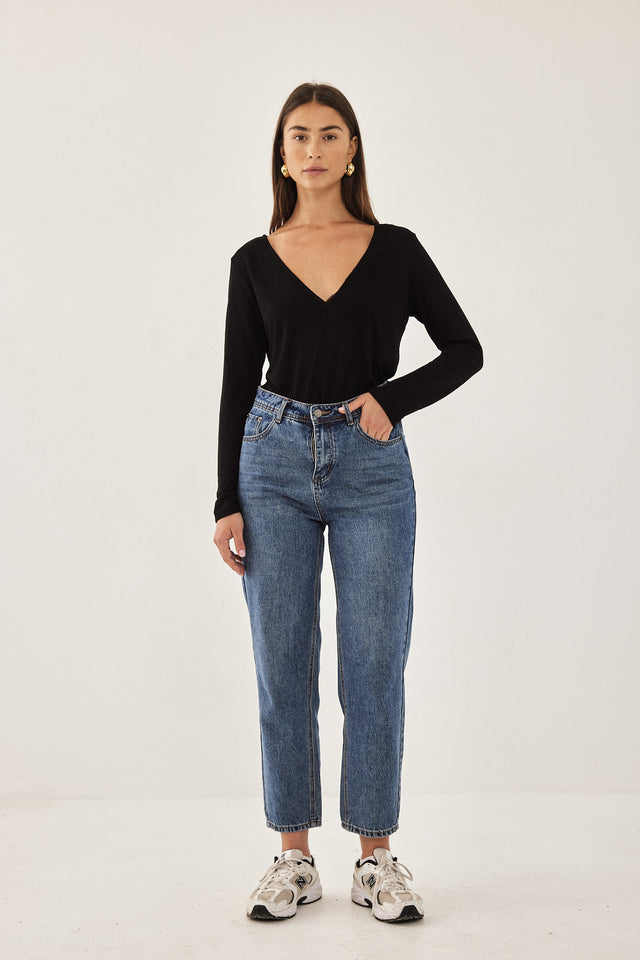 חולצת טישרט פיונה ארוכה מפתח וי שחורה