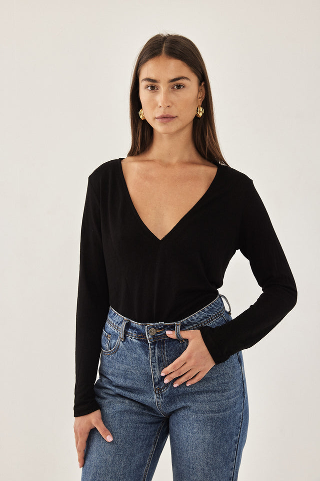 חולצת טישרט פיונה ארוכה מפתח וי שחורה
