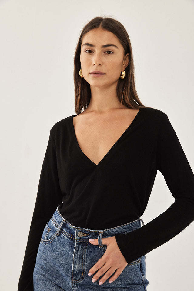 חולצת טישרט פיונה ארוכה מפתח וי שחורה