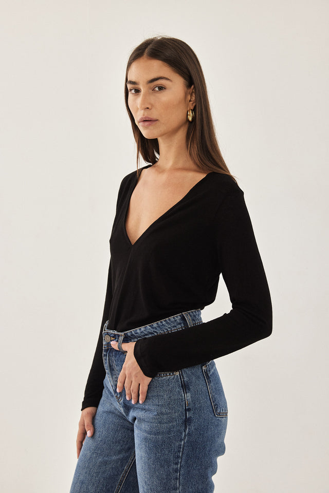חולצת טישרט פיונה ארוכה מפתח וי שחורה