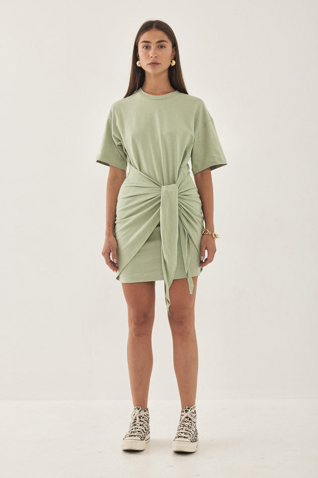 שמלת טישרט קשירה במותן מנטה