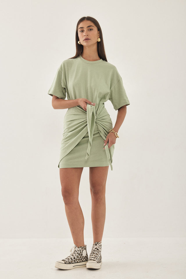 שמלת טישרט קשירה במותן מנטה