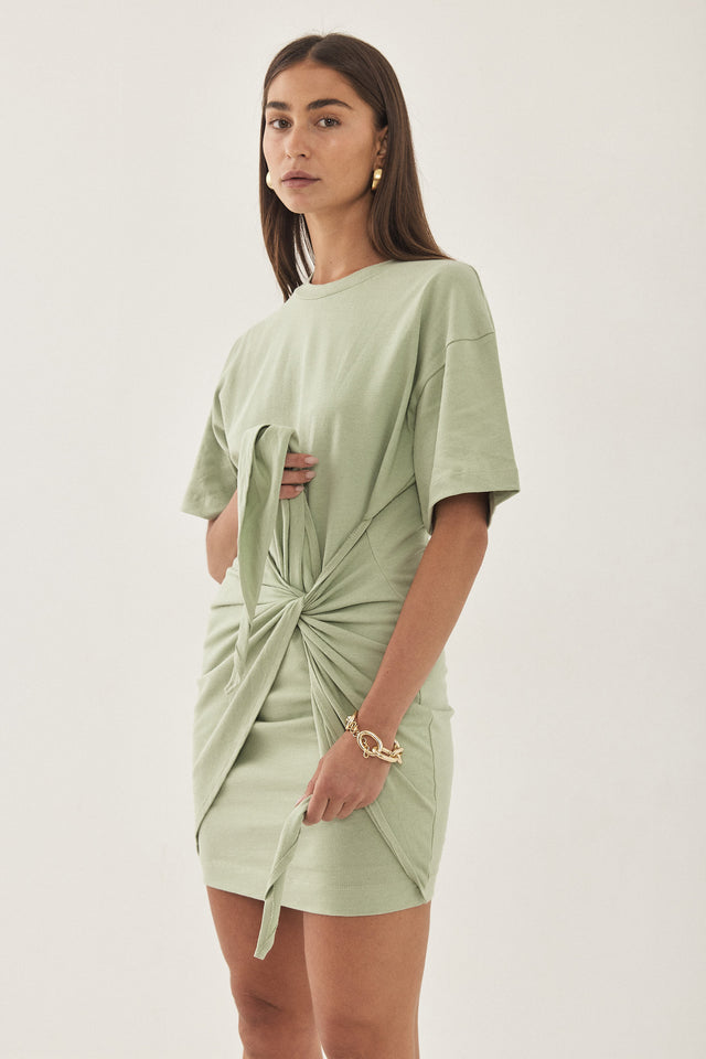 שמלת טישרט קשירה במותן מנטה