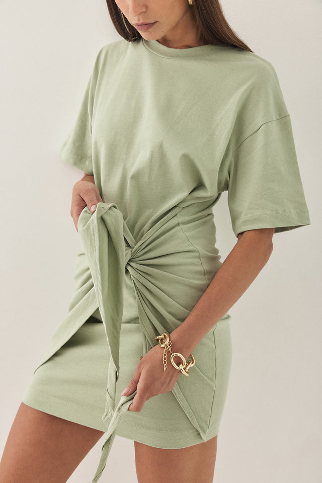 שמלת טישרט קשירה במותן מנטה