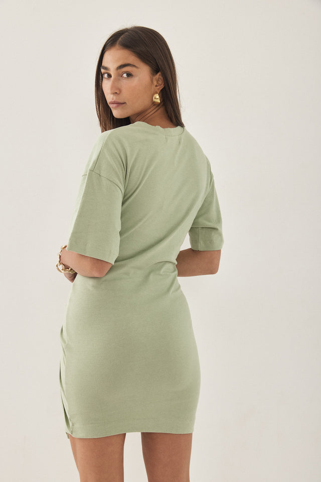 שמלת טישרט קשירה במותן מנטה