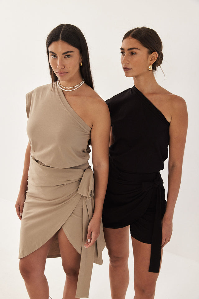 חולצת כתף אחת ברד אנד באטר שחורה