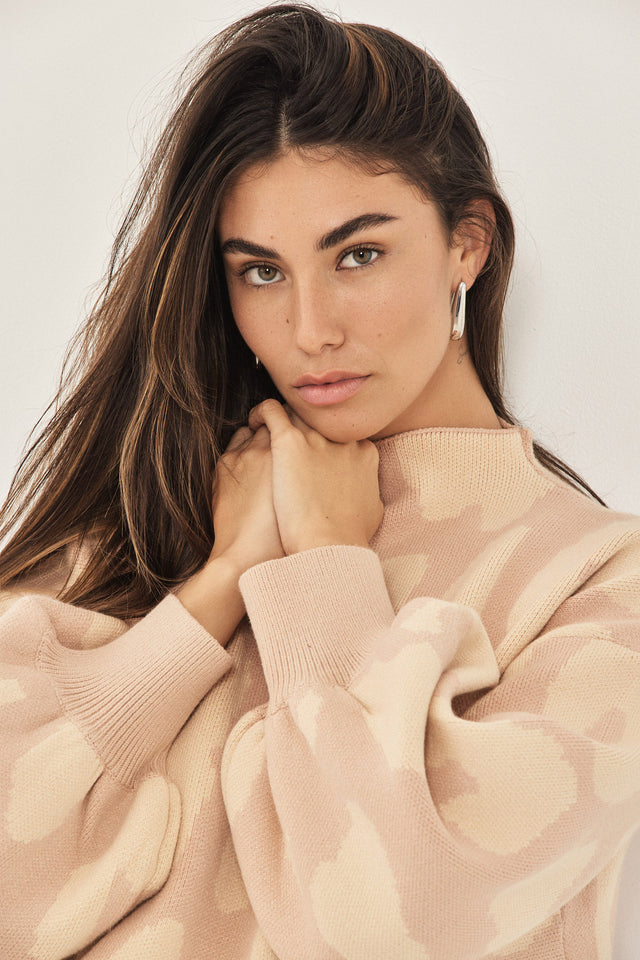 סוודר פרזנט שרוולים תפוחים מנומר קאמל