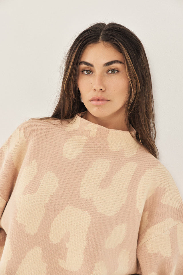 סוודר פרזנט שרוולים תפוחים מנומר קאמל