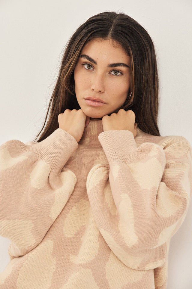 סוודר פרזנט שרוולים תפוחים מנומר קאמל