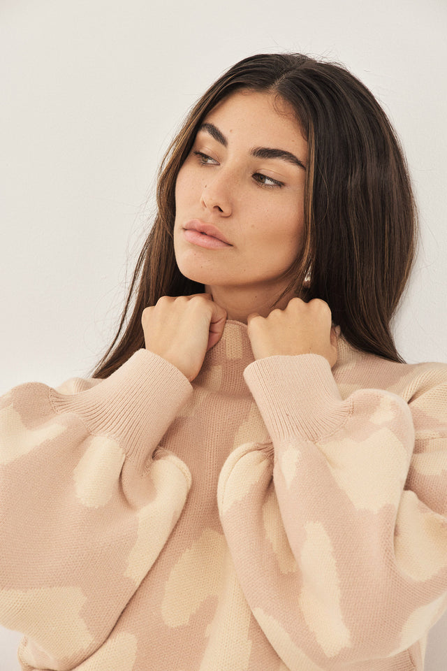 סוודר פרזנט שרוולים תפוחים מנומר קאמל