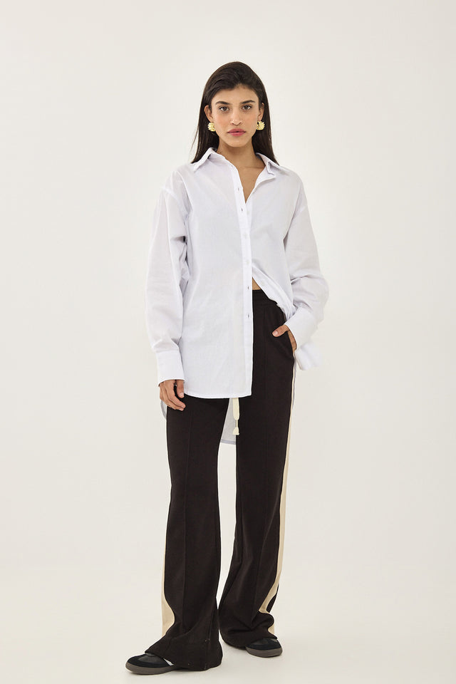 חולצה מכופתרת בויפרנד פטריס לבנה