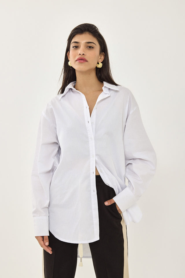 חולצה מכופתרת בויפרנד פטריס לבנה