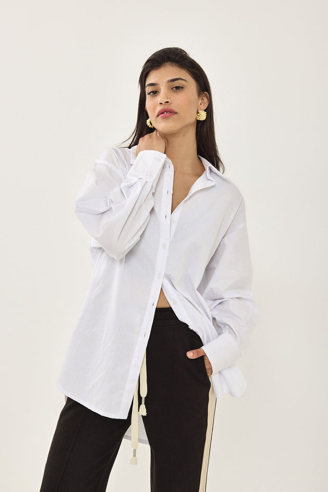 חולצה מכופתרת בויפרנד פטריס לבנה