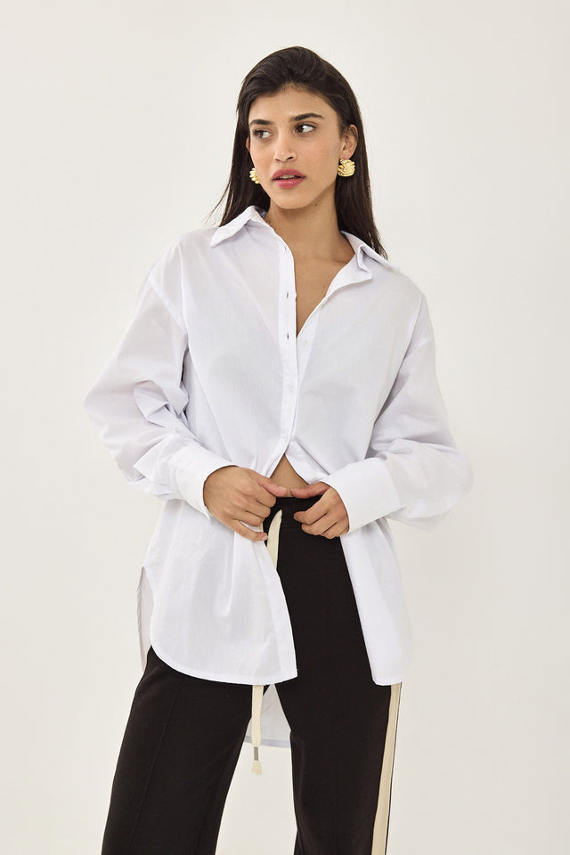 חולצה מכופתרת בויפרנד פטריס לבנה