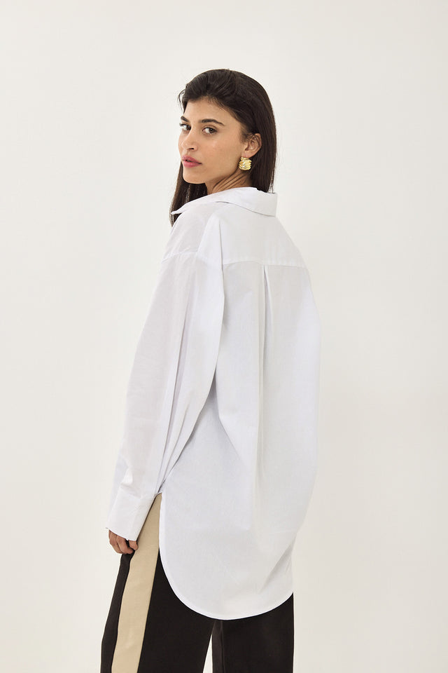 חולצה מכופתרת בויפרנד פטריס לבנה