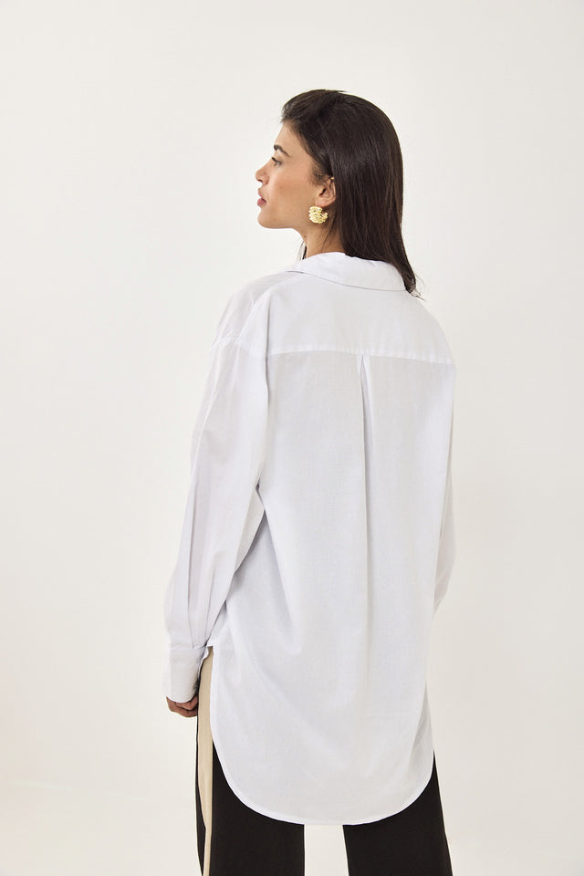 חולצה מכופתרת בויפרנד פטריס לבנה