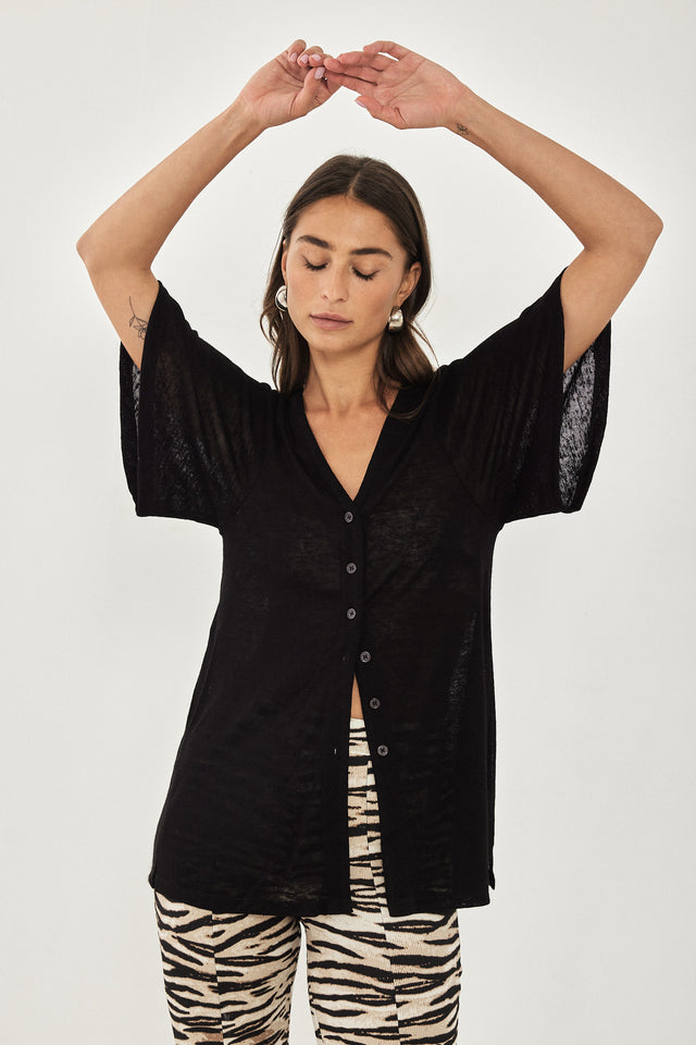 חולצת נינה מכופתרת שחורה קצרה