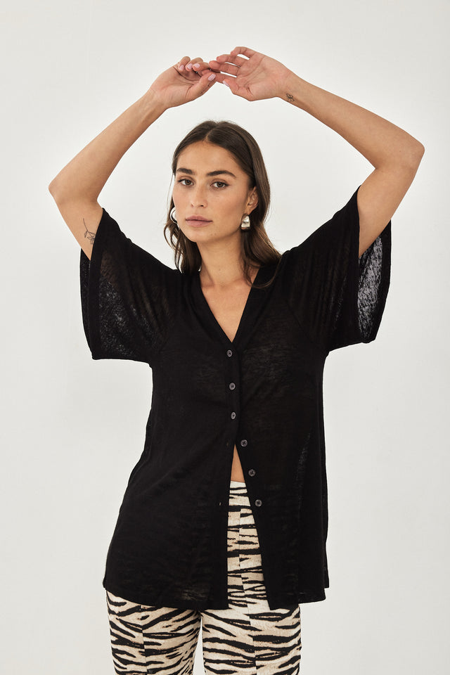 חולצת נינה מכופתרת שחורה קצרה