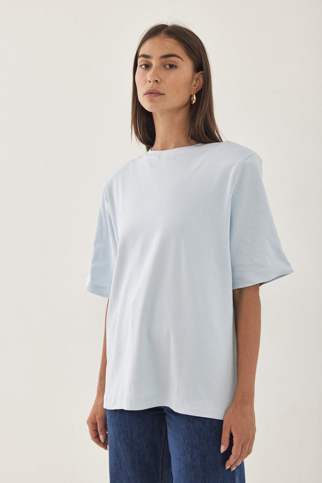 טישרט בייסיק ריב עם כריות כתפיים נשלפות תכלת