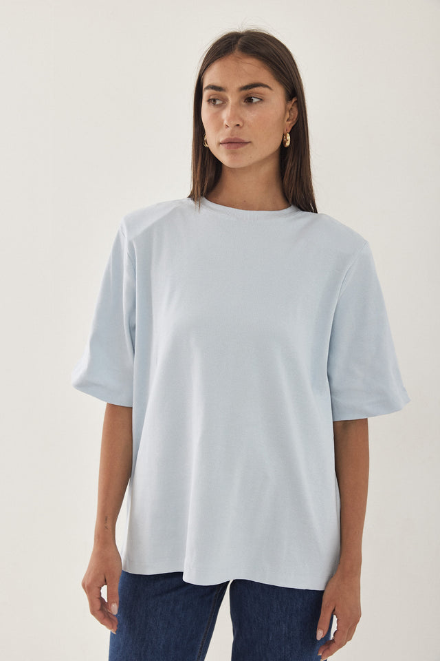 טישרט בייסיק ריב עם כריות כתפיים נשלפות תכלת