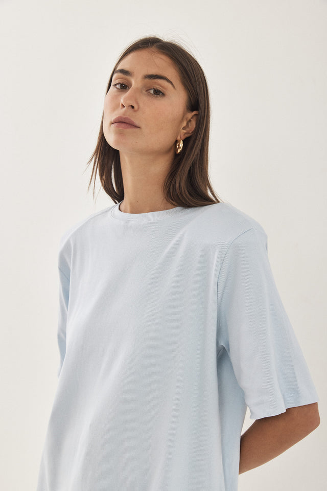 טישרט בייסיק ריב עם כריות כתפיים נשלפות תכלת