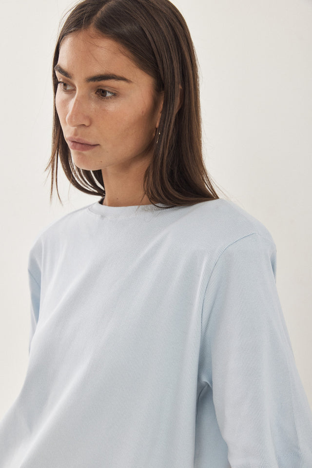 טישרט בייסיק ריב עם כריות כתפיים נשלפות תכלת