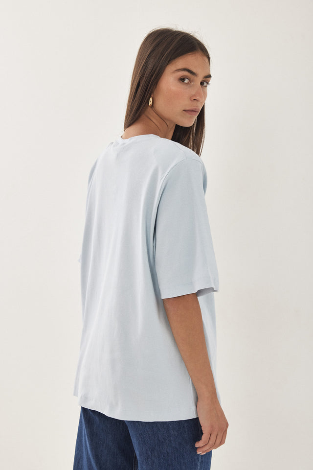 טישרט בייסיק ריב עם כריות כתפיים נשלפות תכלת