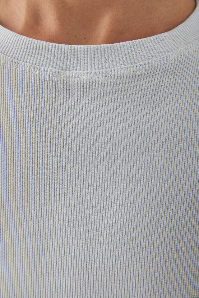 טישרט בייסיק ריב עם כריות כתפיים נשלפות תכלת